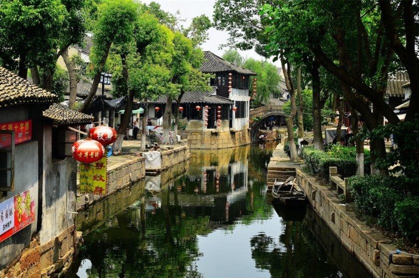 云南一隧道内发生交通事故,女司机为寻开心竟然……